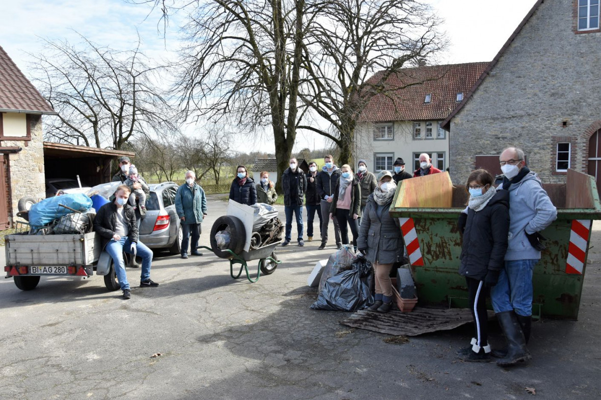 60 Säcke Müll und eine ganze Mulde an Unrat sammelten die Teilnehmer beim Frühjahrsputz der CDU Stieghorst (Foto: Lange)