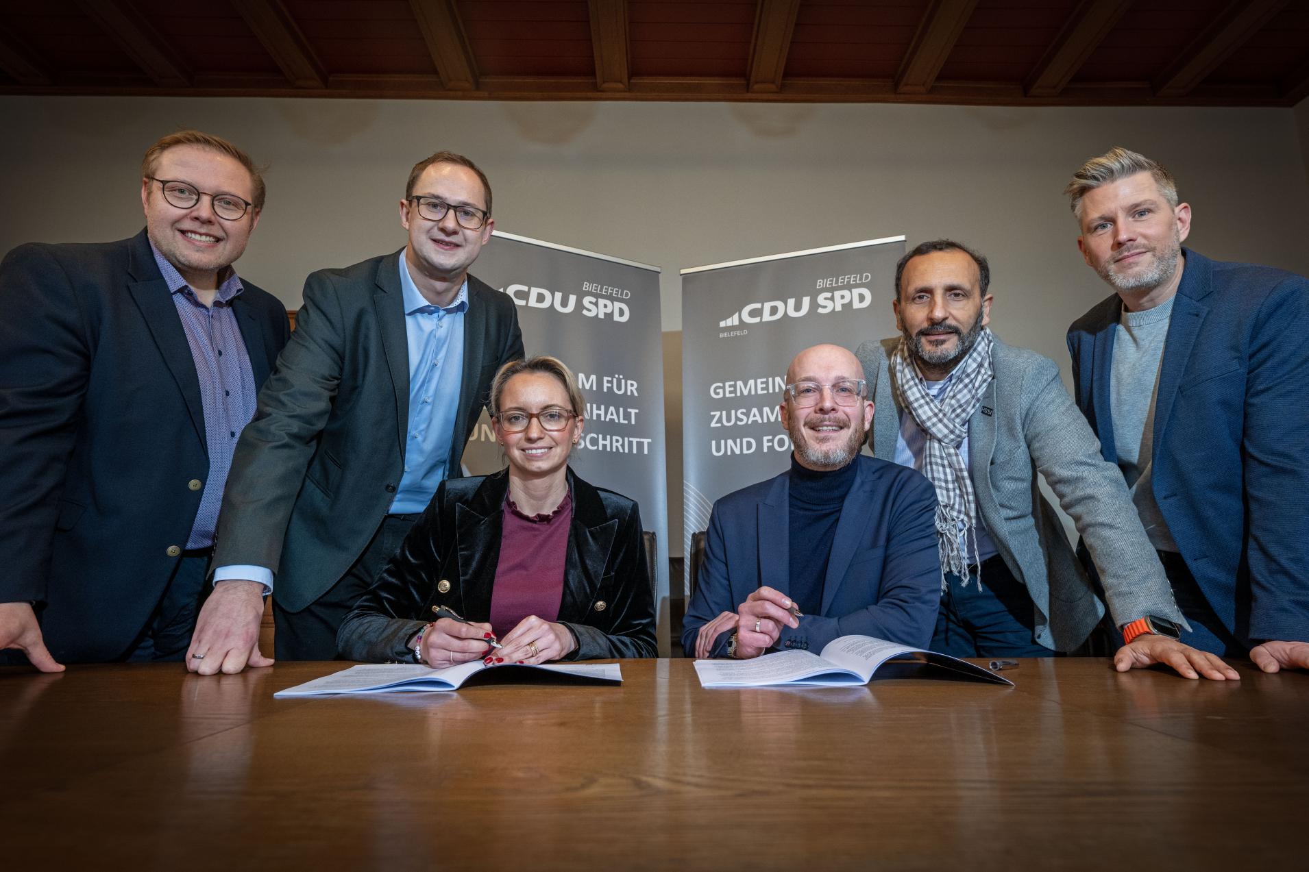 Dr.&nbsp;Simon Lange, Steve Kuhlmann und Dr. Christiana Bauer zusammen mit Markus Kollmeier, Professor Dr.&nbsp;Riza �zt�rk und Bj�rn Klaus von der SPD bei der Unterzeichnung des Koalitionsvertrags. (Foto:&nbsp; Thomas F.&nbsp;Starke)