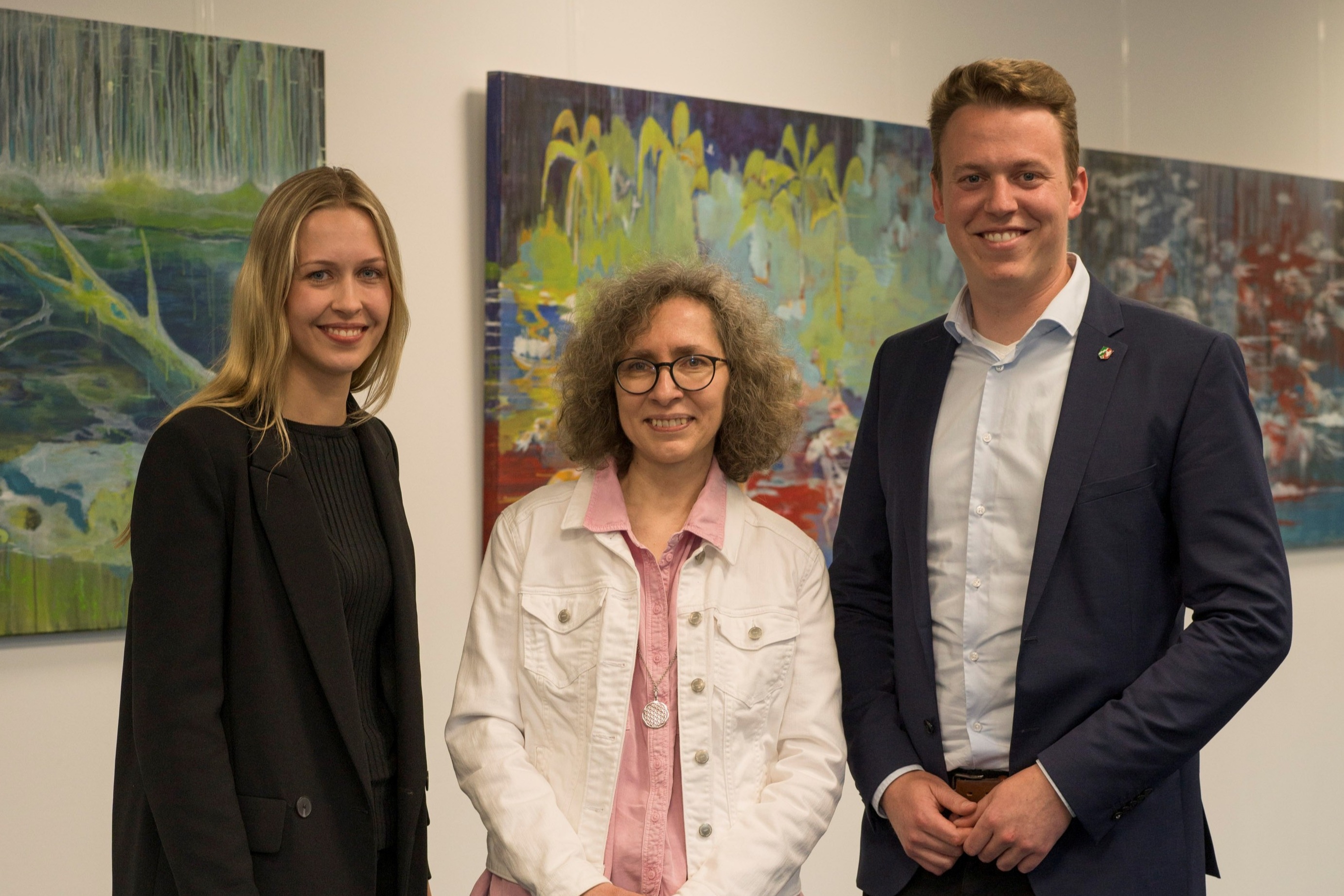 Foto: Robert Wieth�chter (v.l. stellv. Kreisvorsitzende Katharina Kotulla, K�nstlerin Christine Engel-Wieth�chter und Kreisvorsitzender Tom Br�ntrup)